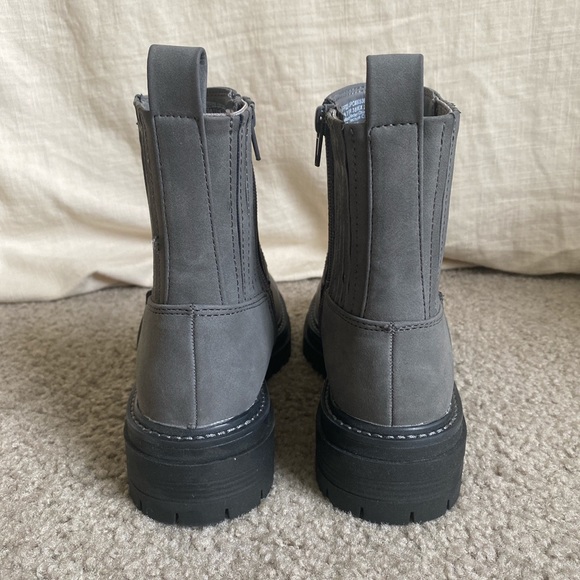 Grey leather ankle boots - Picture 4 of 5